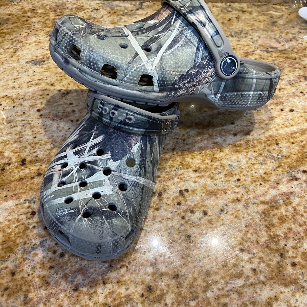 **SOLD**Crocs - Picture 5 of 7